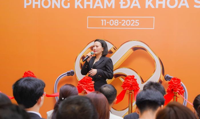 Ảnh 3: Bà Nguyễn Phương Thảo phát biểu tại lễ khai trương