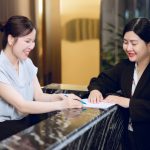 Nhân viên SP79 hỗ trợ khách hàng với dịch vụ bảo lãnh viện phí