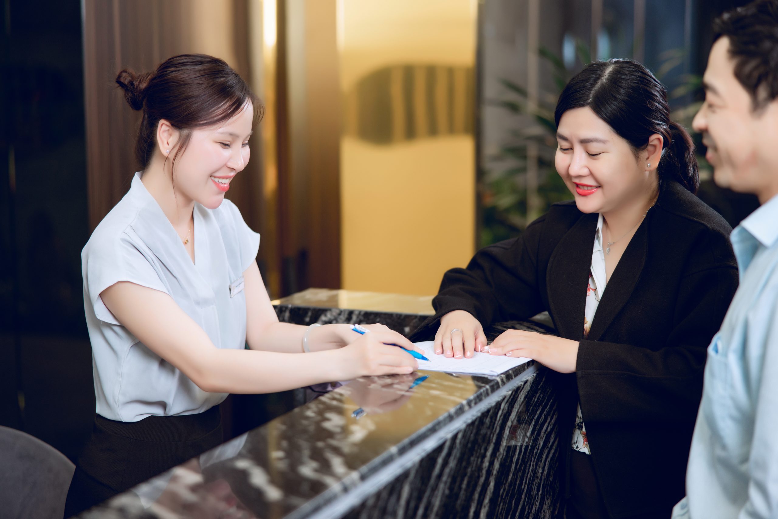 Nhân viên SP79 hỗ trợ khách hàng với dịch vụ bảo lãnh viện phí