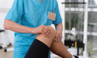 Tiêm chất nhờn vào khớp gối: Lợi ích và an toàn