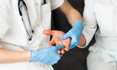 Đau khớp ngón tay cái: cách cải thiện và điều trị