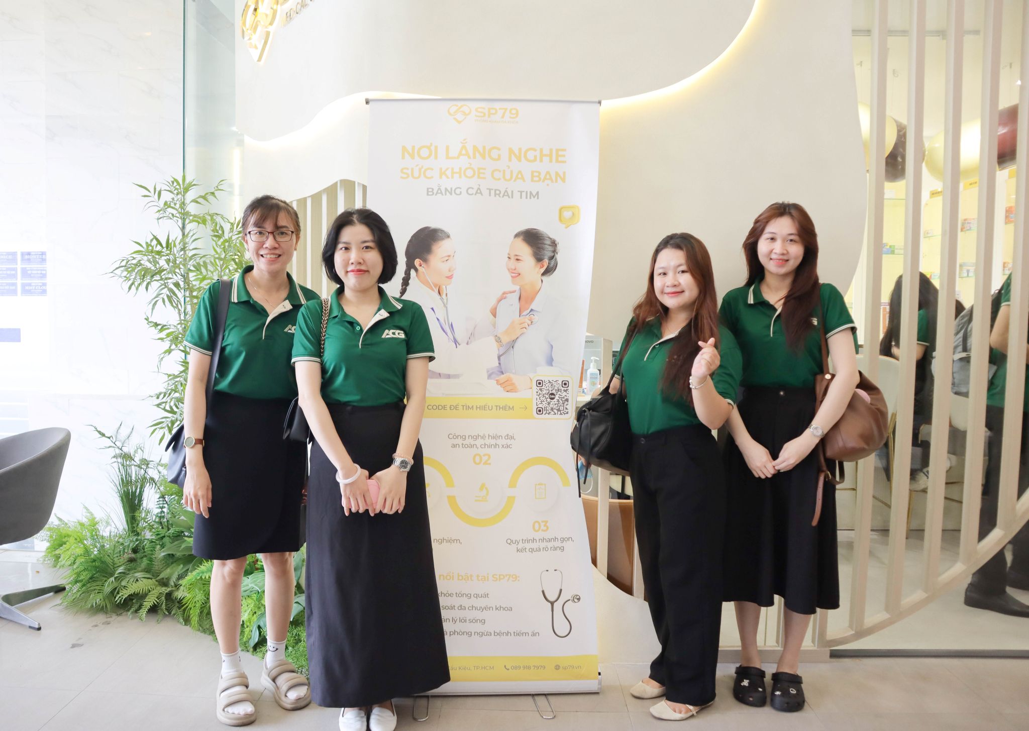 Đội ngũ nhân viên công ty ACG đến khám sức khỏe tại phòng khám SP79