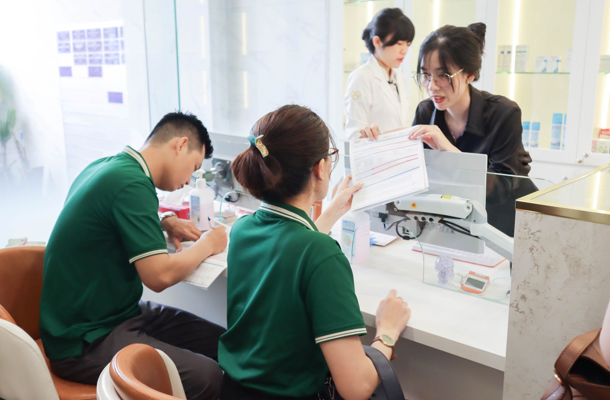 Nhân viên phòng khám đa khoa tiếp đón, hỗ trợ, hướng dẫn các thủ tục