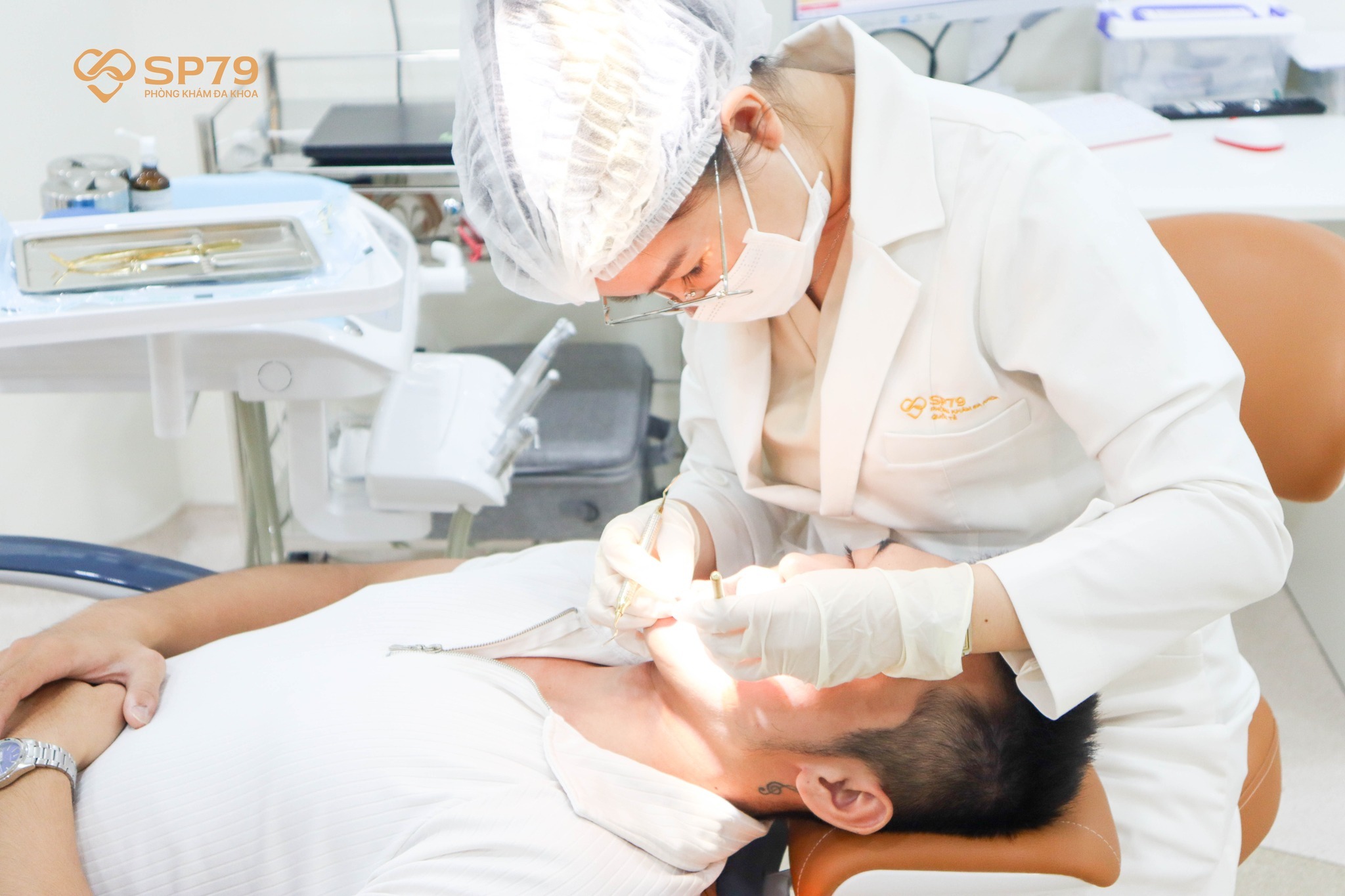 Bác sĩ có trình độ chuyên môn cao, nhiều kinh nghiệm trong bọc sứ và dán veneer