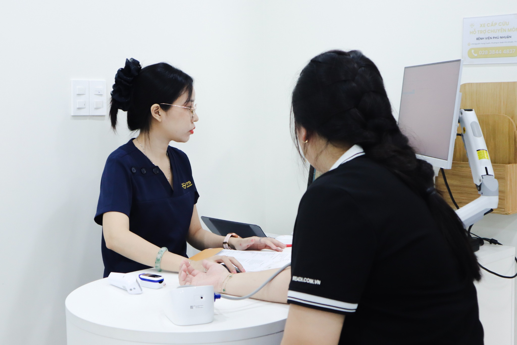 Nhân viên kiểm tra sức khỏe ban đầu