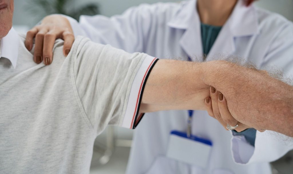 Tiêm khớp vai – Giải pháp giảm đau nhanh cho dân văn phòng
