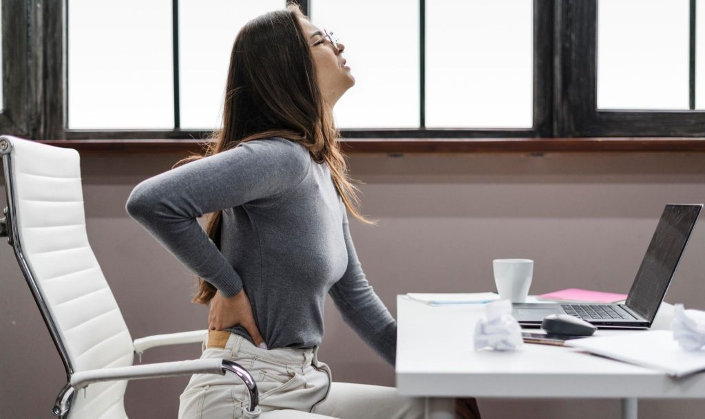 Đau mỏi lưng khi ngồi lâu: Các bệnh nguy cơ và khi nào cần đi khám?