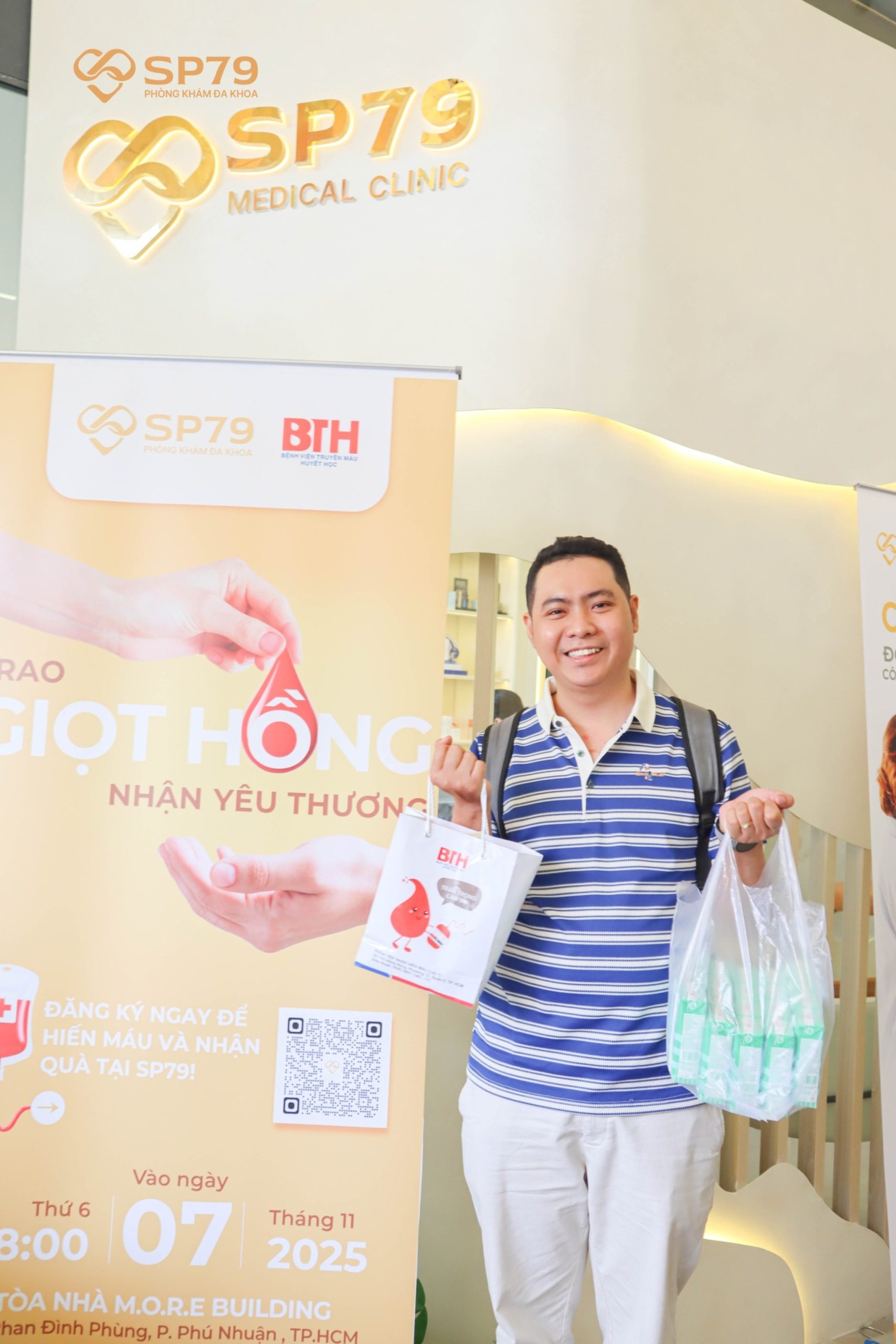 Khách hàng tham dự hiến máu nhân đạo tại phòng khám SP79