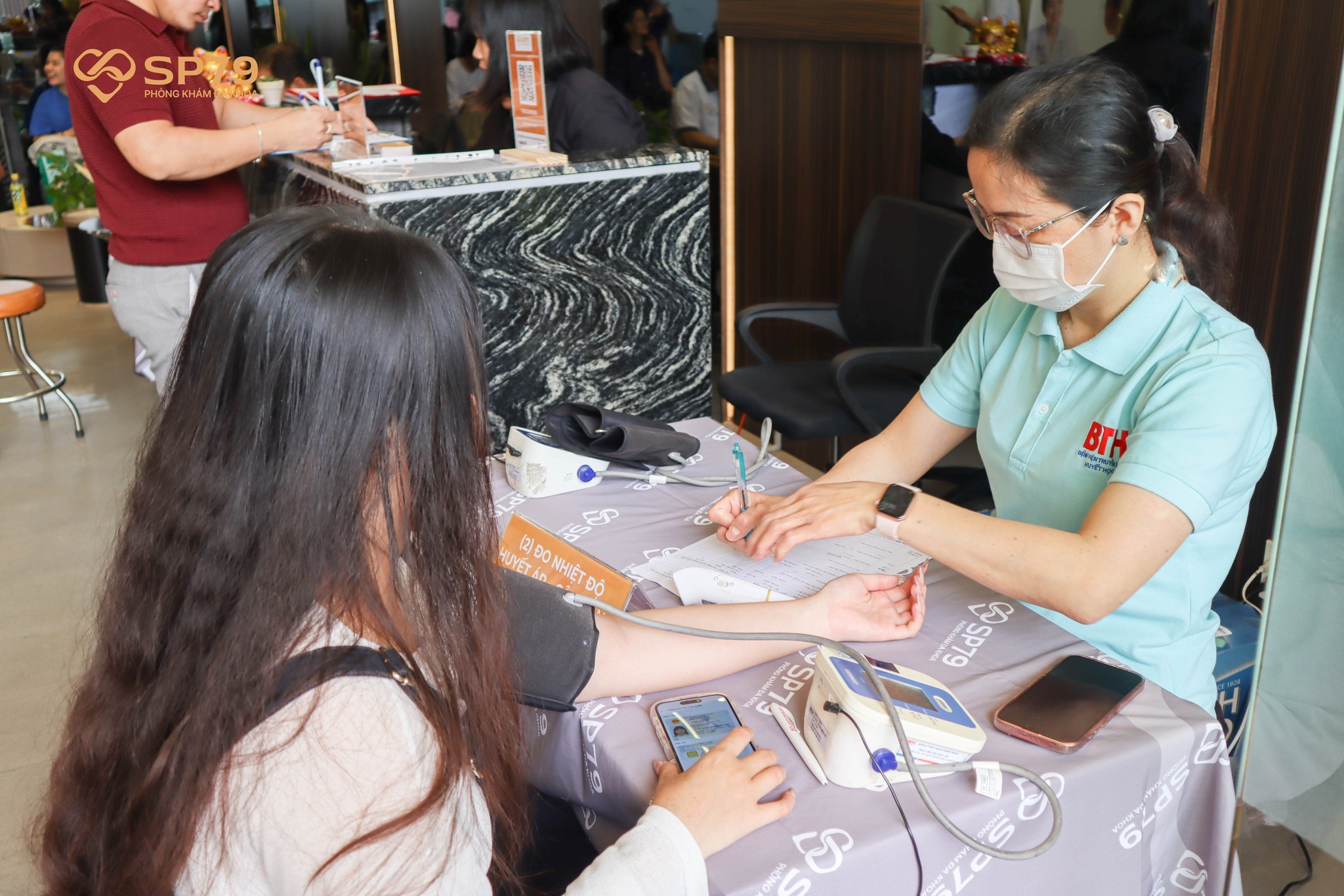 Tổ chức đánh giá sức khỏe trước khi hiến máu