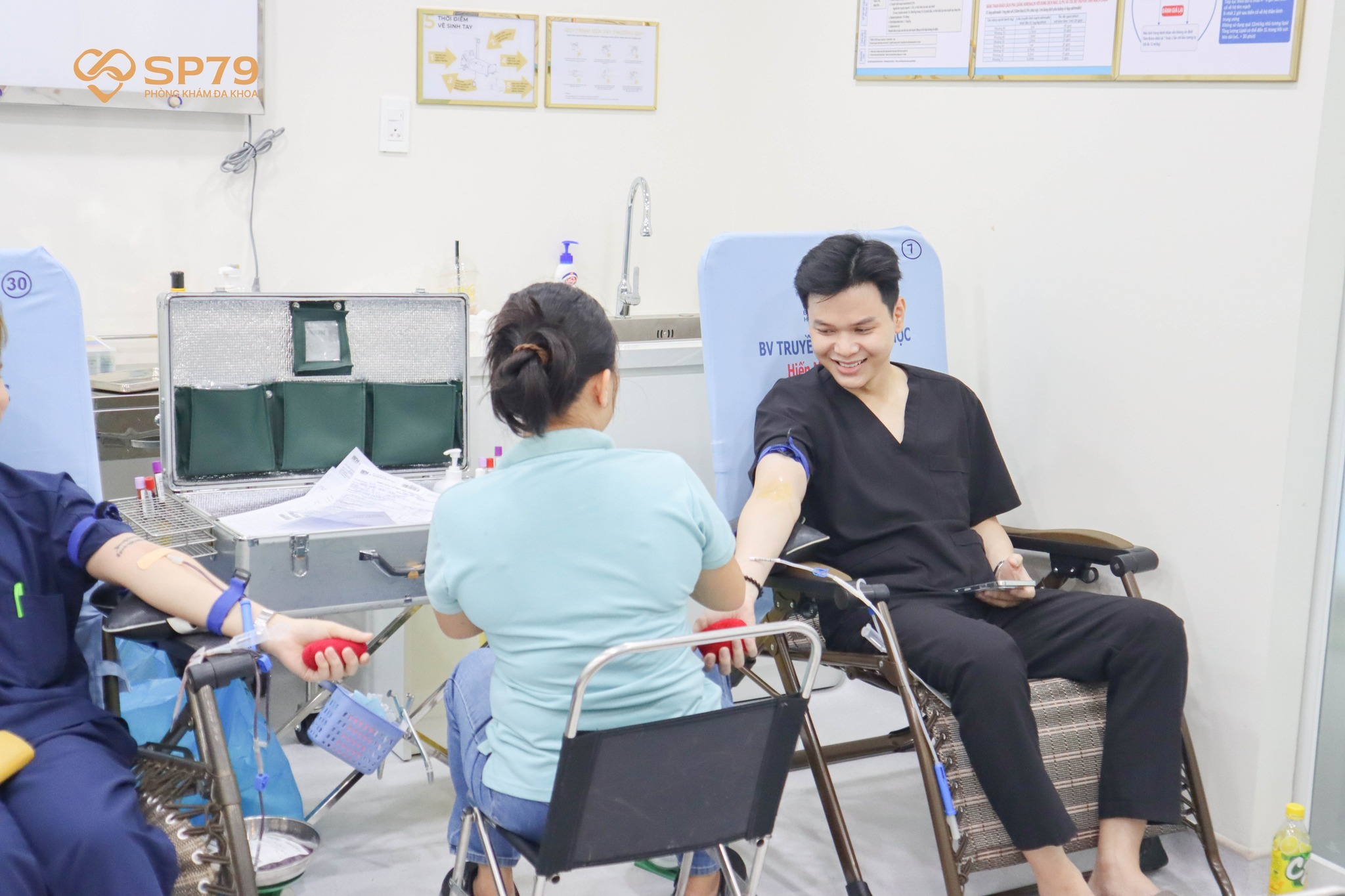 Khu vực lấy máu được sắp xếp khoa học, giúp lấy máu an toàn và dễ dàng