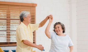 Đau khớp do thời tiết: Vì sao người lớn tuổi dễ bị hơn khi trời mưa ẩm?