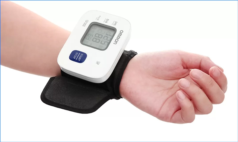cách đeo máy đo huyết áp omron cổ tay sp79
