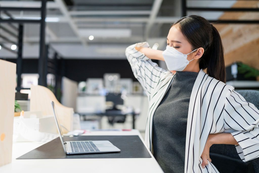 Dấu hiệu nhận biết cơn đau thắt vùng vai gáy cấp tính